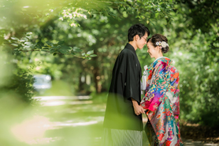 鮮やかな緑の空間で　和装1着