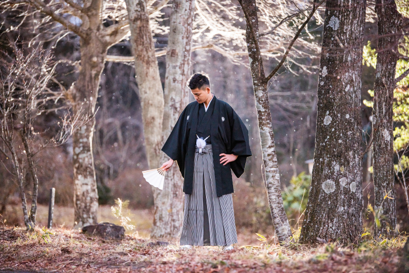 立ち姿が凛々しい黒紋付