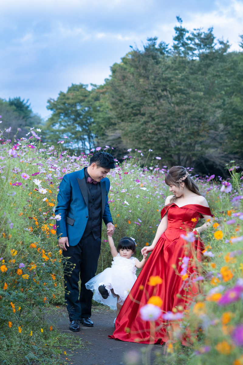 仲良く手を繋いで