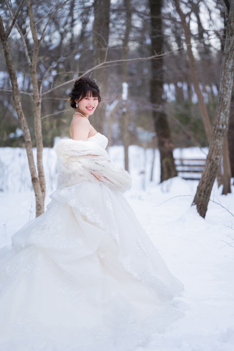 純白ドレスと冬景色