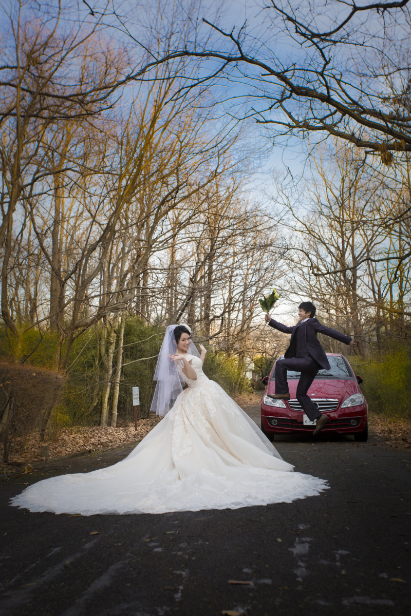 愛車を背景にジャンプ☆