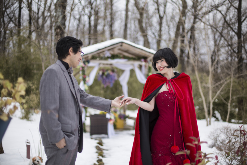 手を取り合って