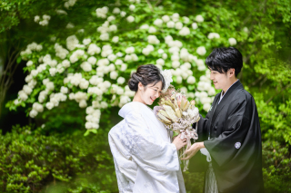 緑の下で白無垢。和装1着プラン