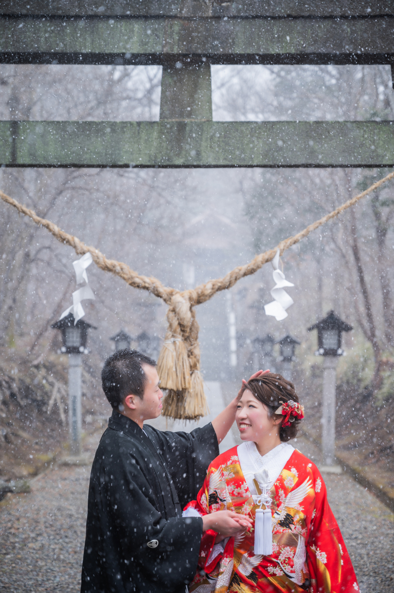 粉雪舞う温泉神社
