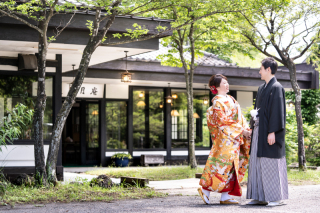 新緑の古民家とガーデン