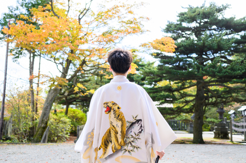 男の背中