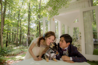 愛犬と仲良く3人で撮影　和洋2着