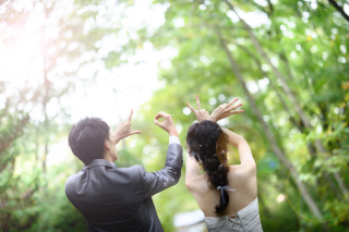 ガーデンで秋の日差しを浴び　洋装1着