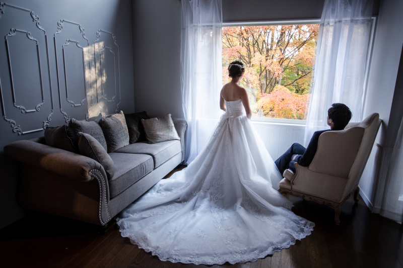 窓から紅葉を眺めて