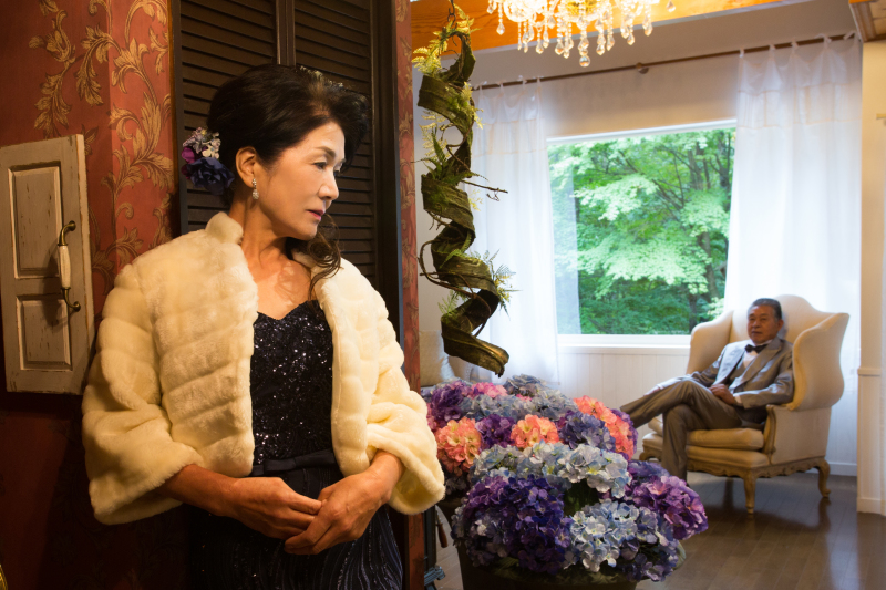 くつろぐ旦那様と