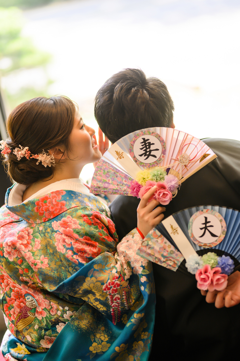扇子を持って