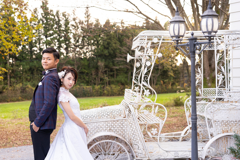 スタジオの屋外ガーデンで自然ロケーション撮影