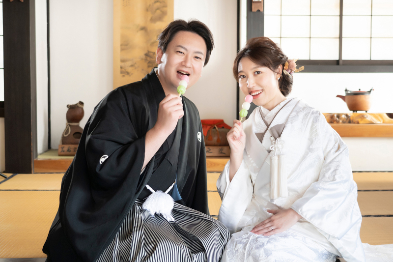 和室で三色団子をパクリ