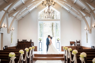 窓から大自然の四季を堪能できるチャペル