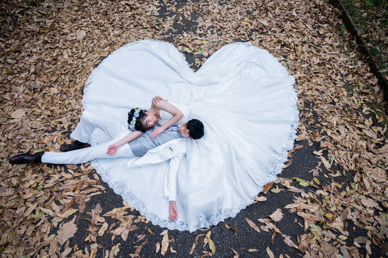 ドレスで"アート"寝転がりショット