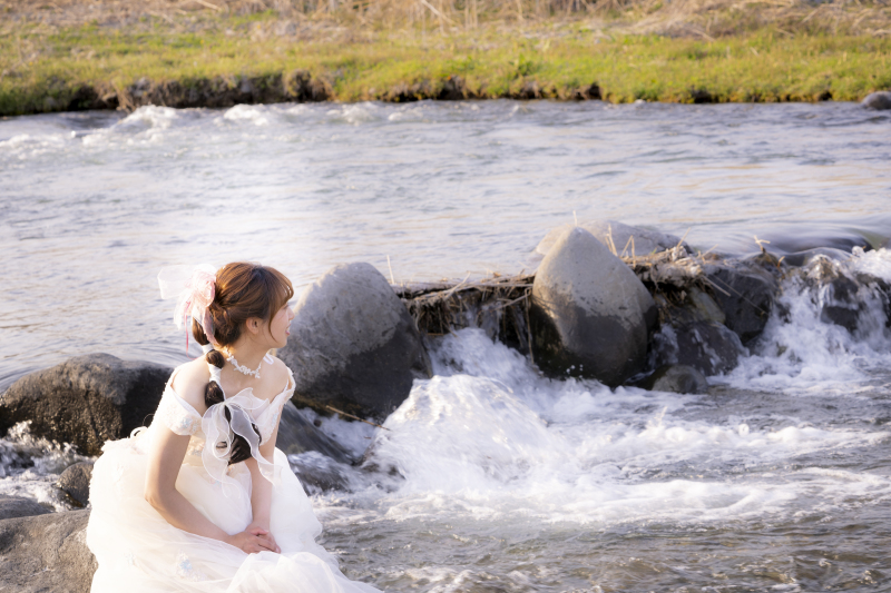 【洋装1着】で河川や季節の花々を楽しむ、自然豊かな［河畔公園］ロケーションプラン