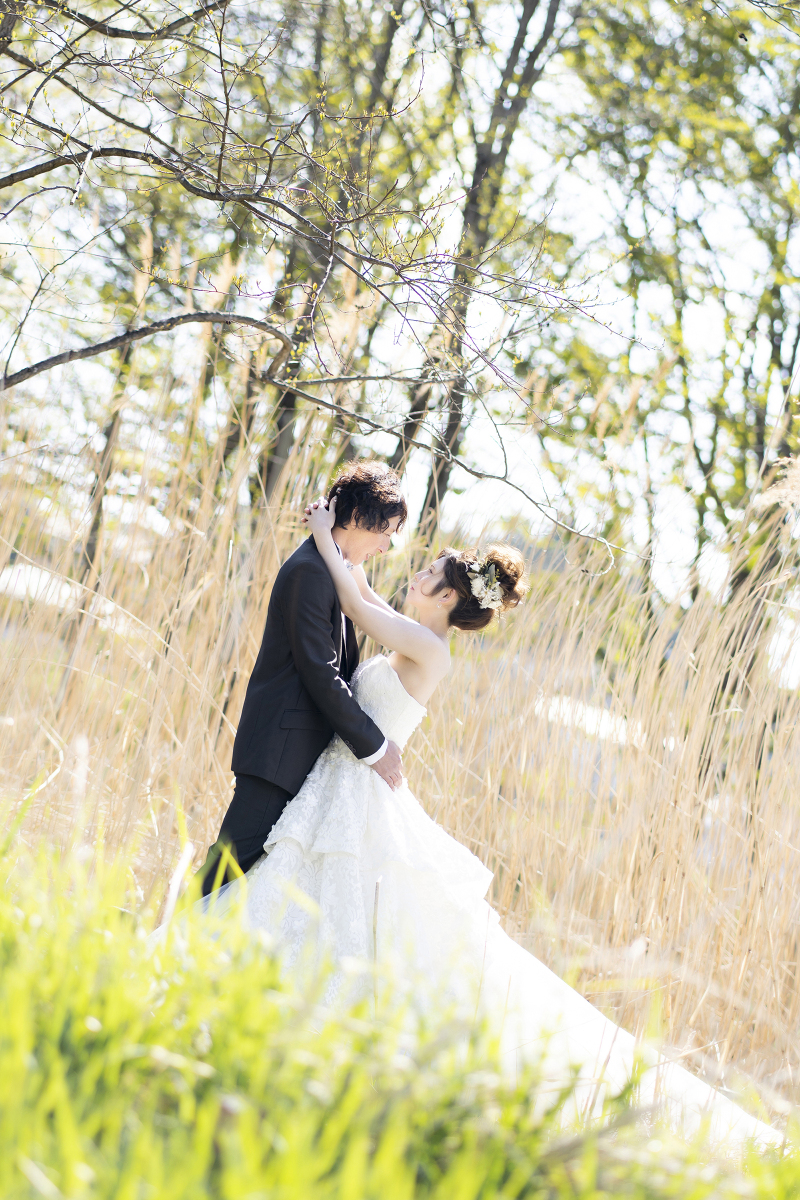 【洋装1着】で河川や季節の花々を楽しむ、自然豊かな［河畔公園］ロケーションプラン