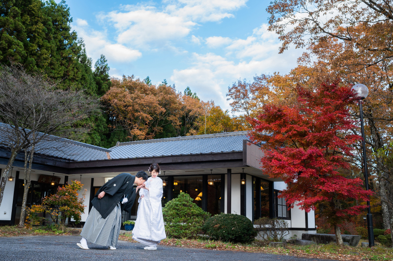 ＼90日前予約特典／貸切紅葉！【スタジオ撮影＆ロケ1ヵ所追加無料】計3か所撮影、アテンド同行、美肌体型修整データ納品