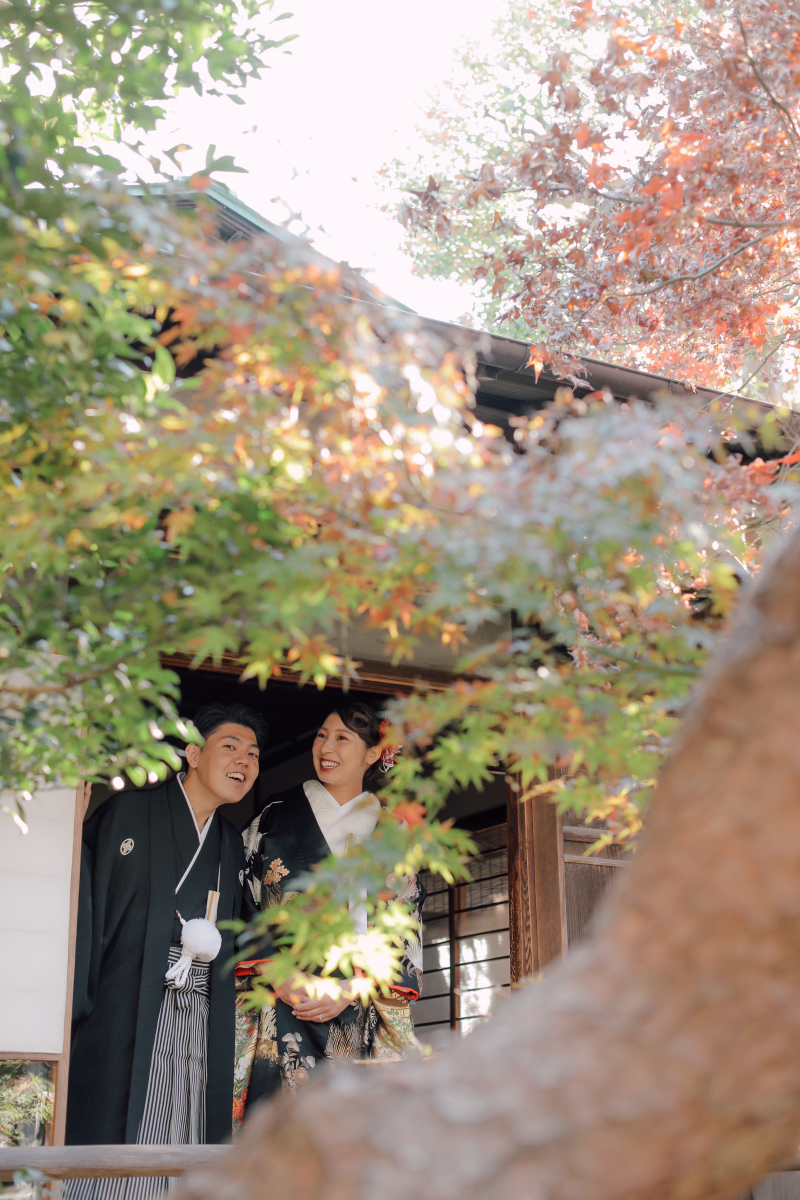 紅葉した木々と一緒に