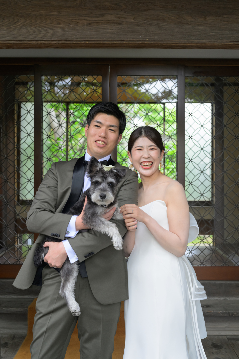 玄関先で愛犬とも