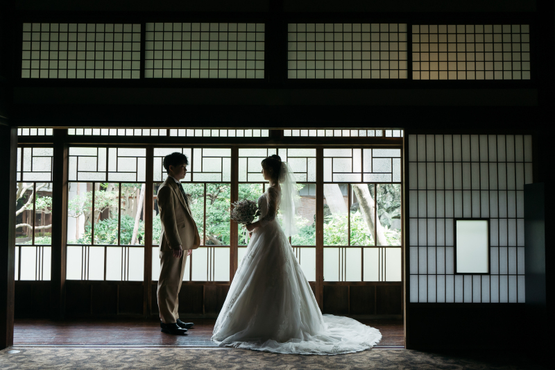 格子戸をバックに、シルエット写真を