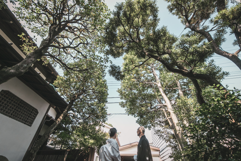 ファーストカットは、夏空の下門前にて