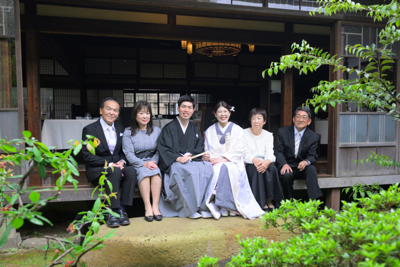 縁側で集合写真