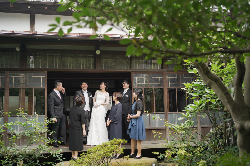 家族団欒、縁側での集合写真