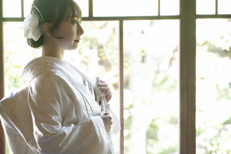 格子戸から注ぐ朝の光