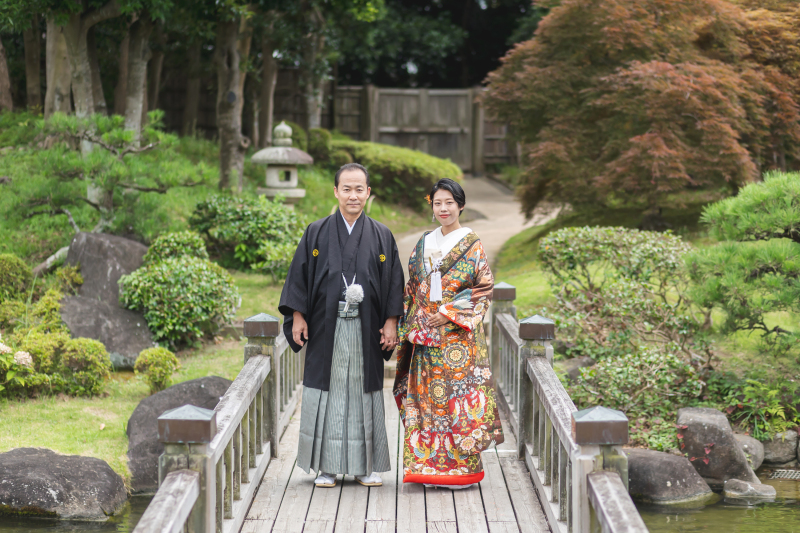 木橋の上で佇む情緒溢れる日本庭園フォト