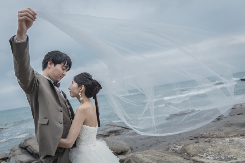 風に舞うベールが美しい海辺のロマンチック撮影