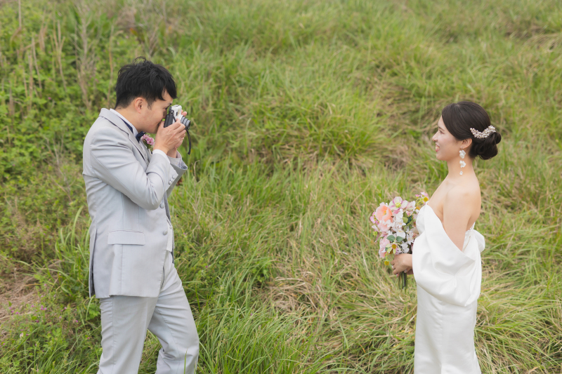 草原で見つめ合う、新郎新婦の幸せな1枚