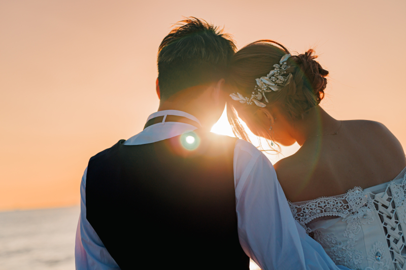 海を眺めて寄り添うおふたり