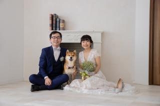 白基調のスタジオで爽やかウェディングフォト