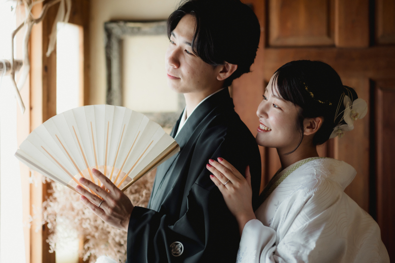 そっと寄り添う笑顔、和装で紡ぐ温かい絆