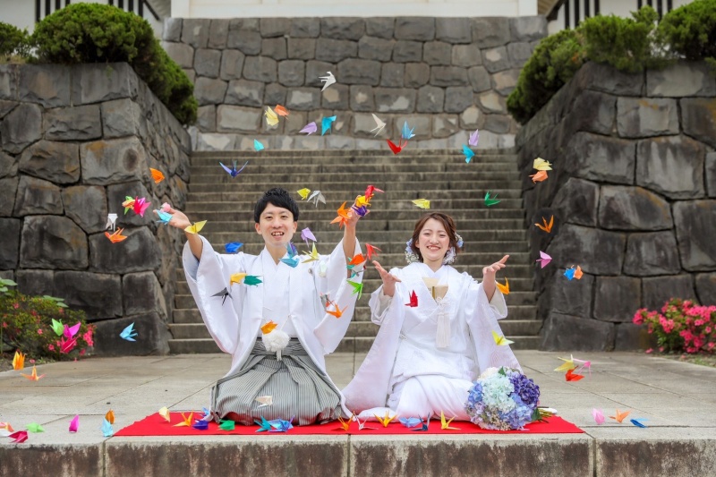 手作りの折り鶴を