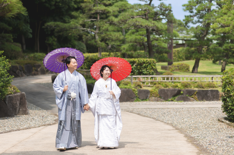緑豊かな日本庭園を歩く和傘散歩フォト