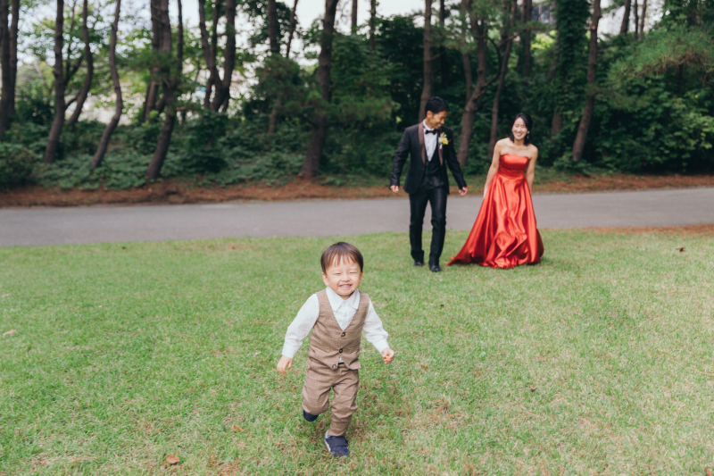 走り周りながら