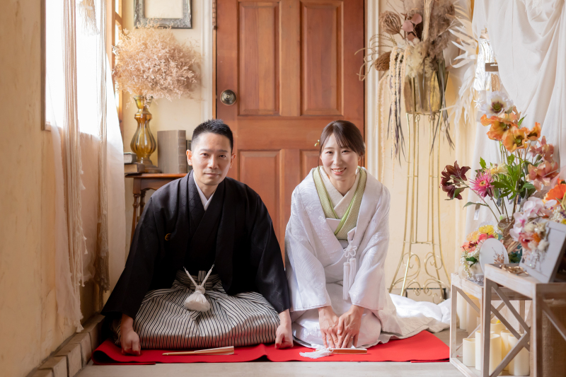 お花に囲まれてにっこり、特別な和装スタジオ