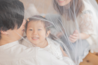 ベールに包まれる家族の温かな笑顔