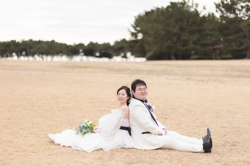 背中合わせに座るおふたりの優しい笑顔