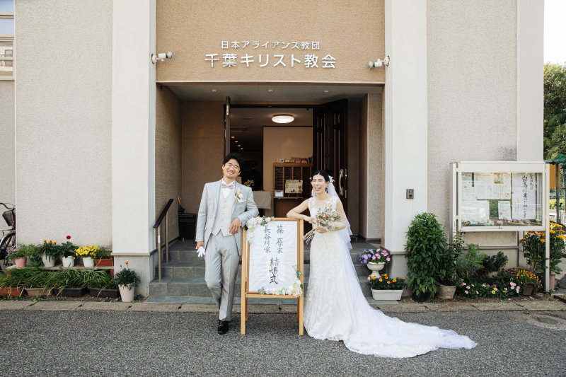 教会の前で、笑顔の記念撮影