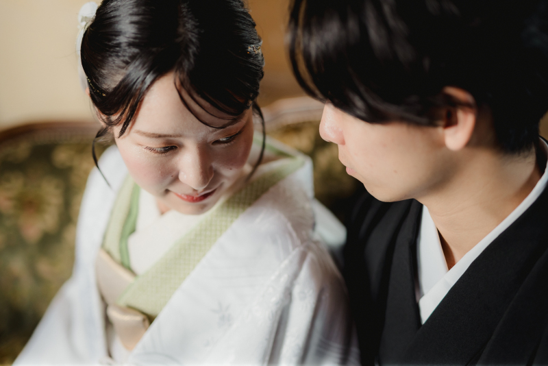 優しく見つめ合う、和装ふたりの横顔