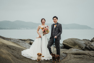 海辺の岩場で、愛犬2匹と記念撮影