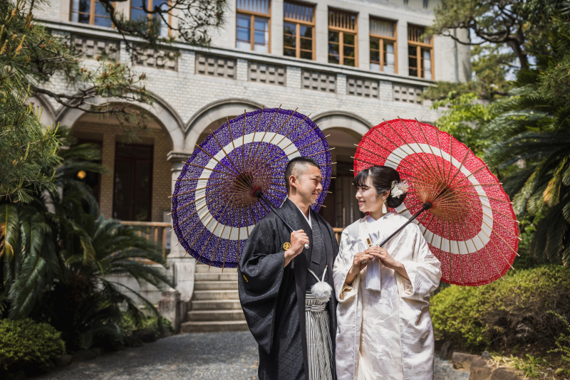 洋館をバックに