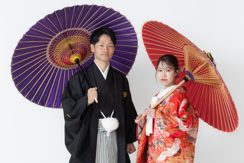 和傘を差し凛と佇む、美しい和装姿