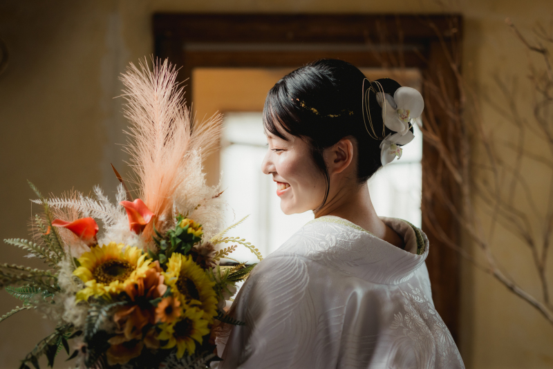 鮮やかなブーケと、白無垢姿の美しい横顔