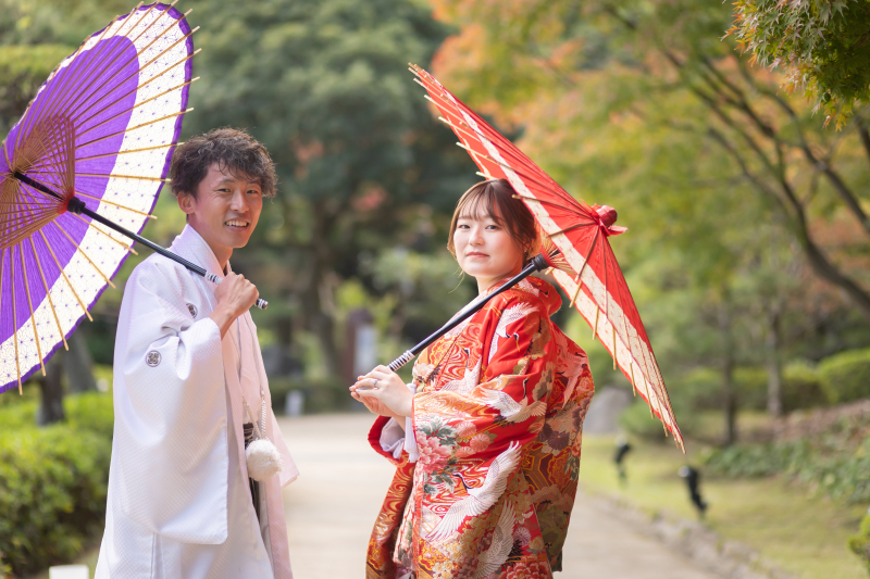 色鮮やかな和装で、晴れやかに