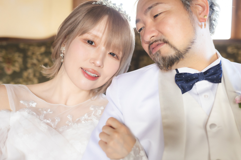 肩を寄せて寄り添うふたりの幸せな表情