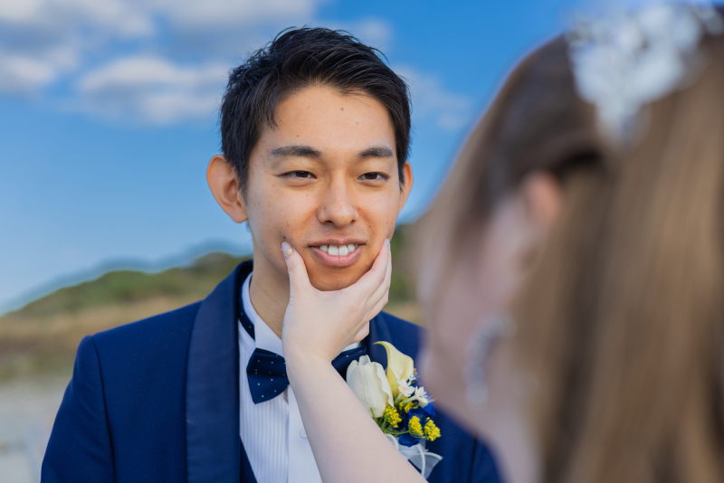 頬に触れて、はにかむ笑顔